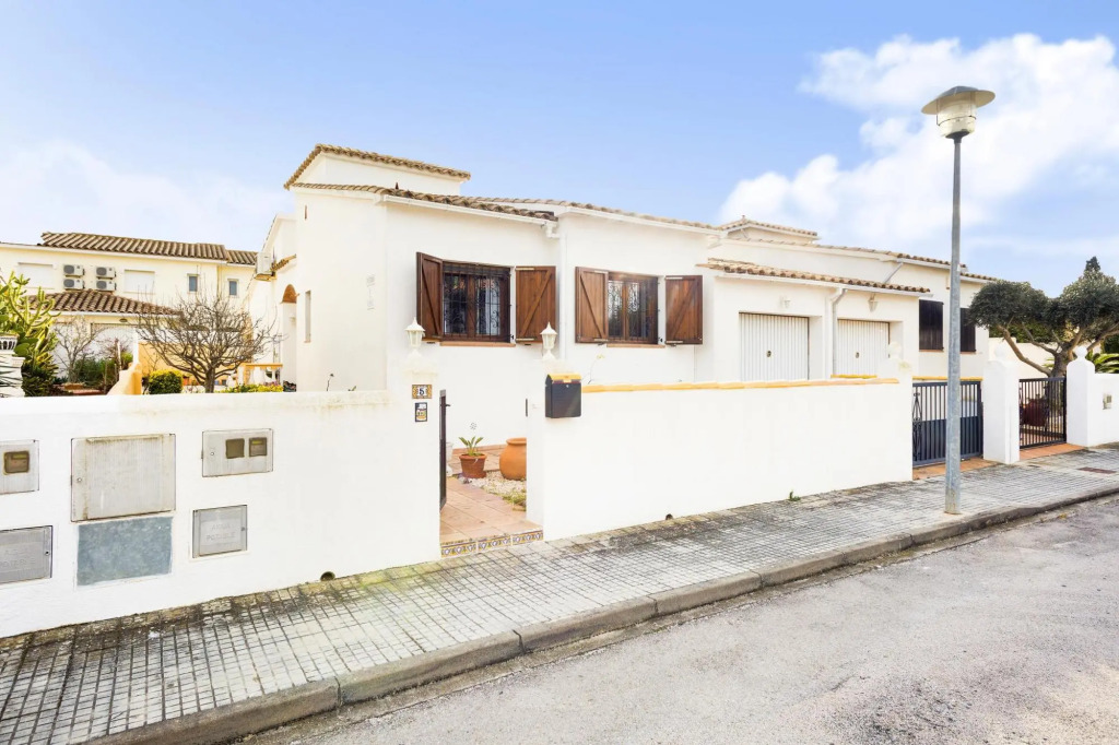 Veni in L'Escala with 3 bedrooms and 1 bathrooms