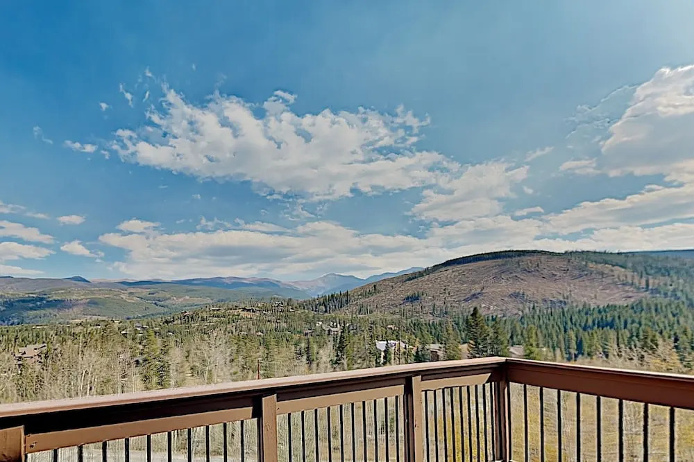 Top-floor W/ Deck & Expansive Mountain Views 3 Bedroom Condo