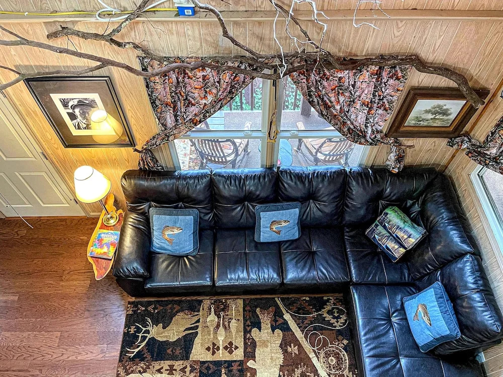 Bear Creek Lodge and Cabins in Helen Ga - Pet Friendly, River on Property, Walking Distance to downtown Helen