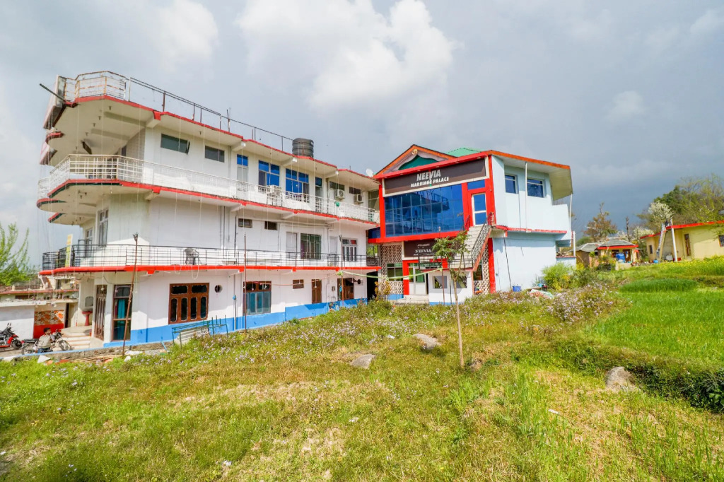 OYO 71240 Hotel Neevia