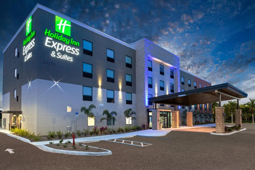 Holiday Inn Express & Suites Ft Myers Beach-Sanibel Gateway by IHG
