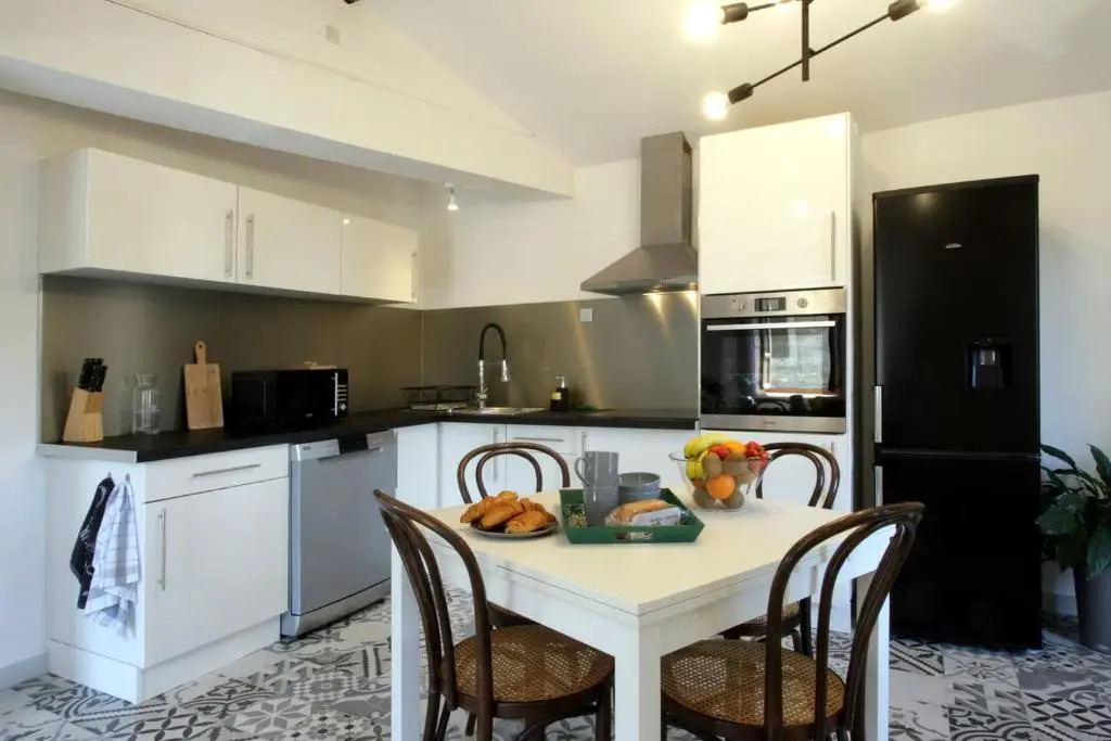 L'Or Vert, CASTLE VIEW, PRIVATE parking, Air conditioner, Netflix, 160m from medieval town