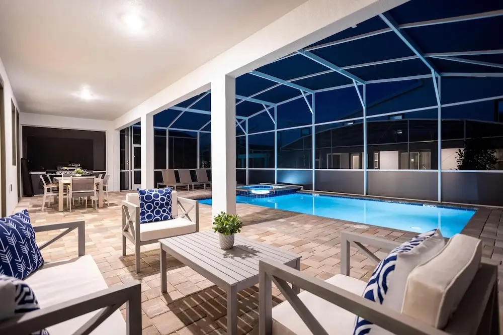 811 ST - 9BR Luxury Home: Private Pool