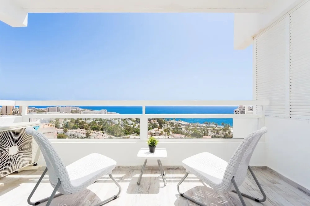 1107 Bright Modern Apartment with Spectacular Sea Views
