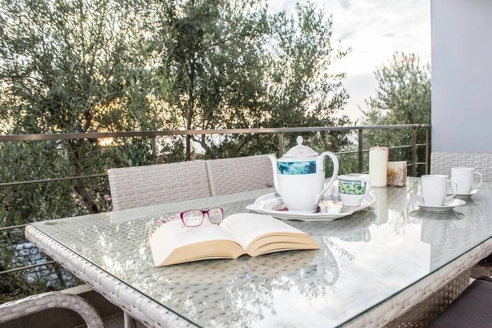 Ninas Villa, Cosy Seaview Retreat