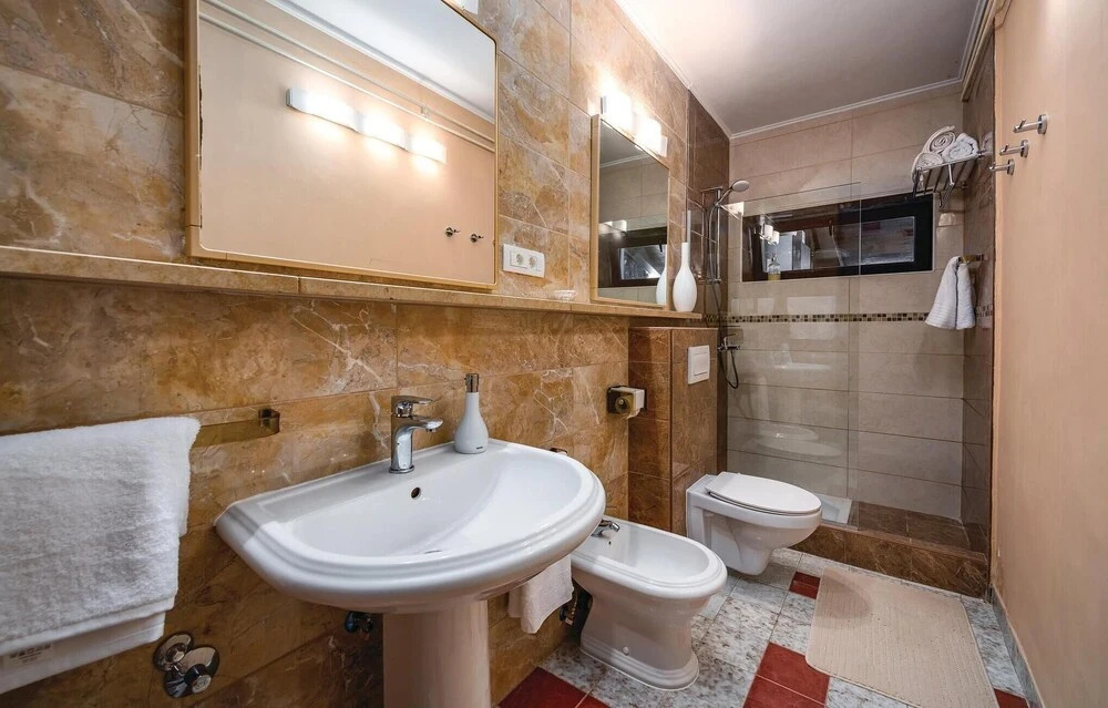 Stunning Home in Icici With Wifi and 4 Bedrooms