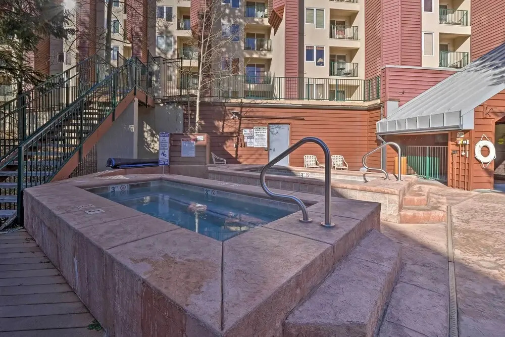 Cozy Ski-in/out Winter Park Studio w/ Hot Tubs!