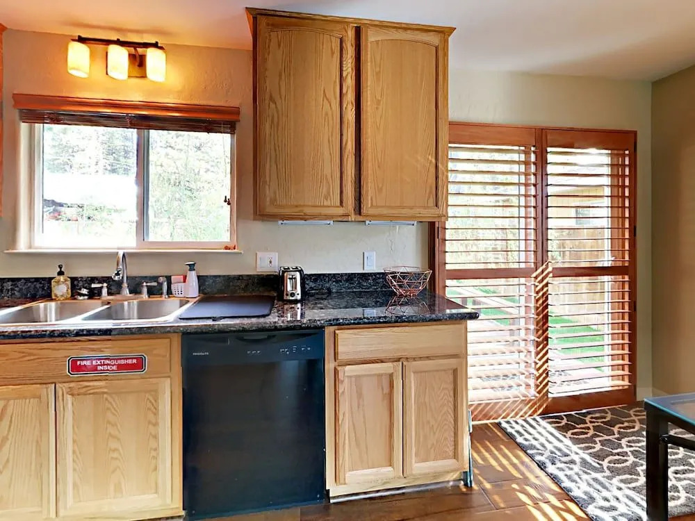 2572 Elwood Ave Home - 2 Br home by RedAwning