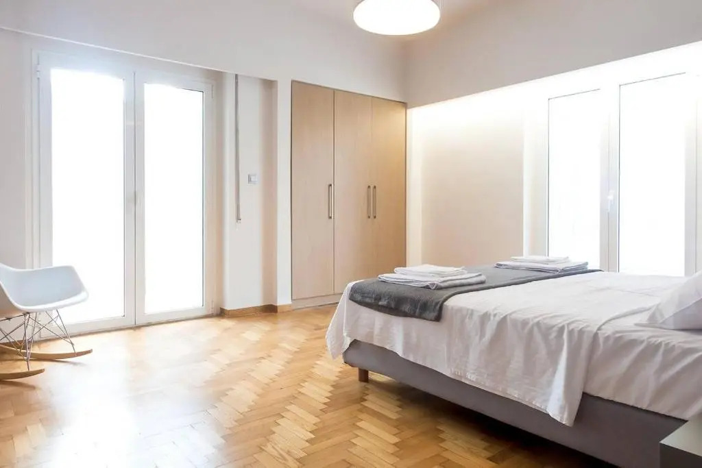 TONI'S 2BD Home in Centre, 15 sec to Metro