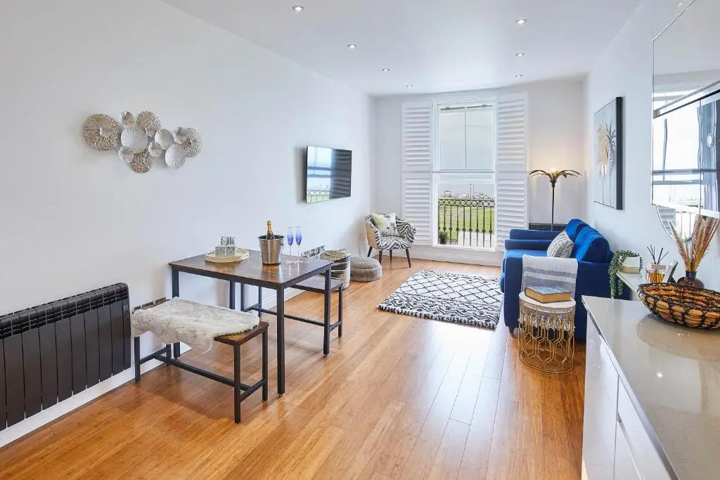 Host Stay Saltwater Suite