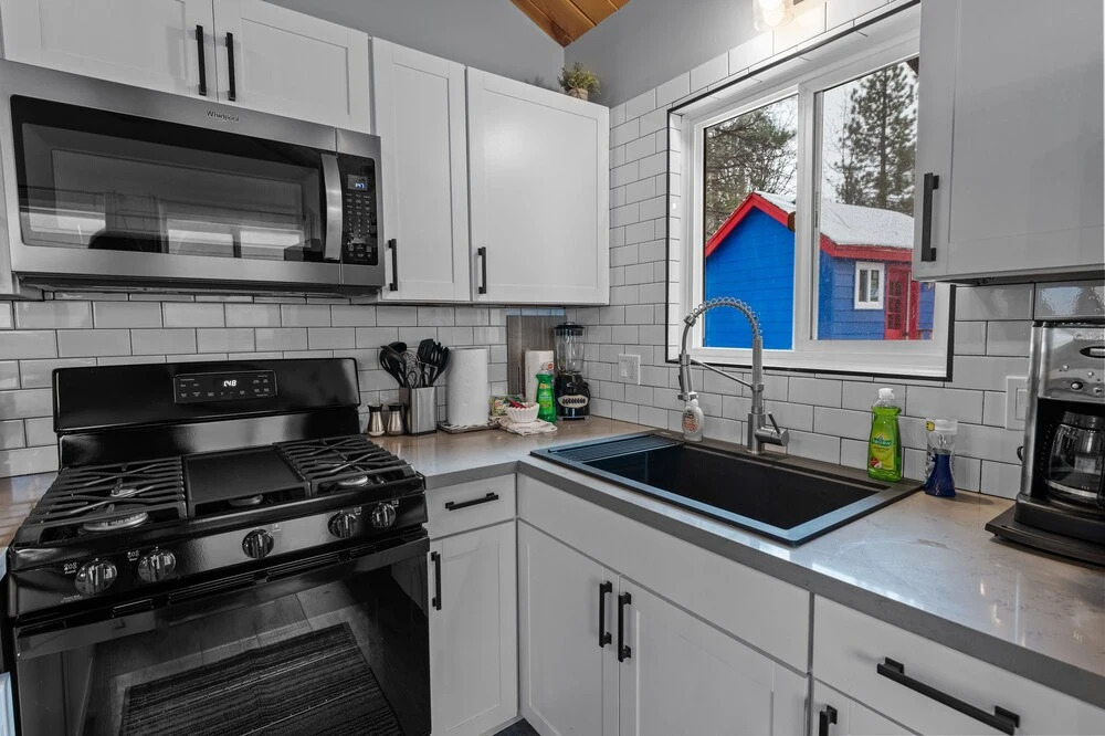 Mountain Memories - Greatly Located In A Quiet Neighborhood! Beautiful Porch And A Fenced Backyard! 2 Bedroom Home