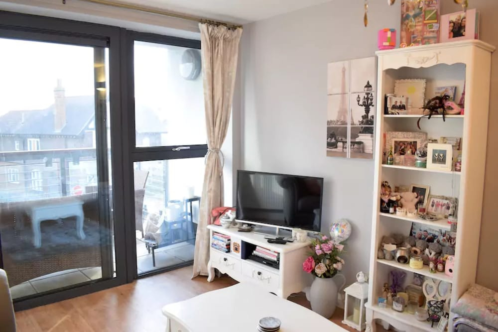 Stylish 1 Bedroom Apartment With Balcony