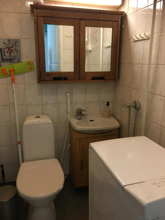 Tilava talo lähellä keskustaa