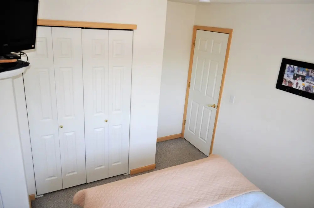 Timber 2 bed 2 bath 2 Br condo by RedAwning