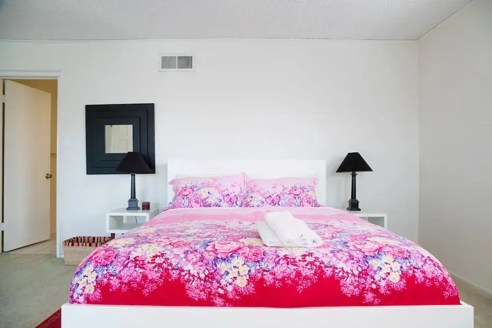 Sunny Pasadena Mansion, Sparkling Heated Pool & Projector Room!