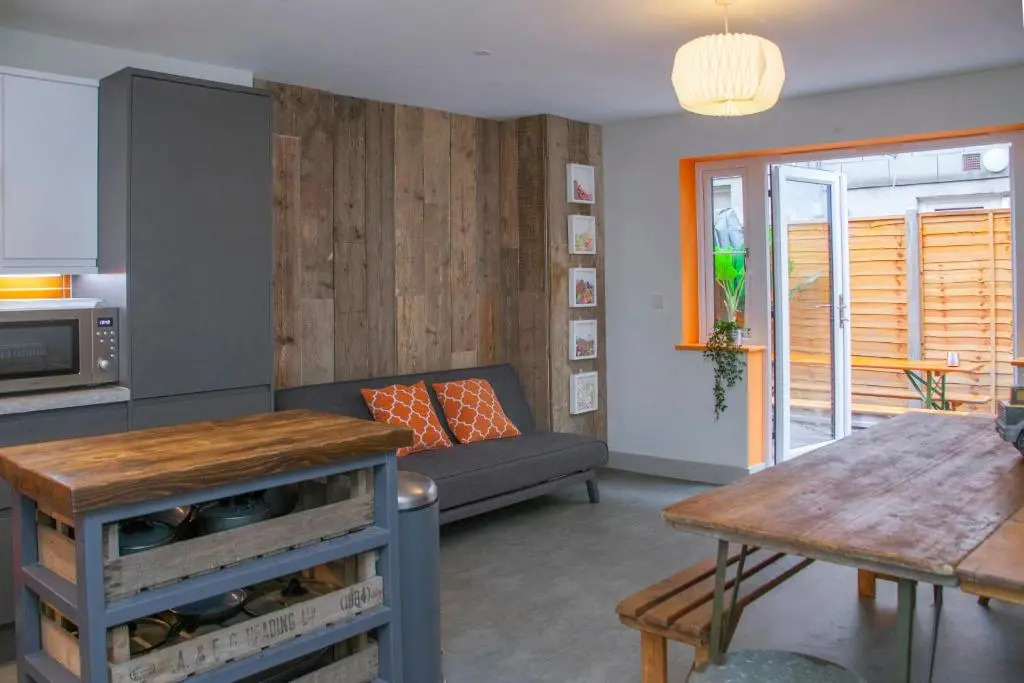 higgihaus #3a 4 Bed Big Groups Hip Location Sleeps 12