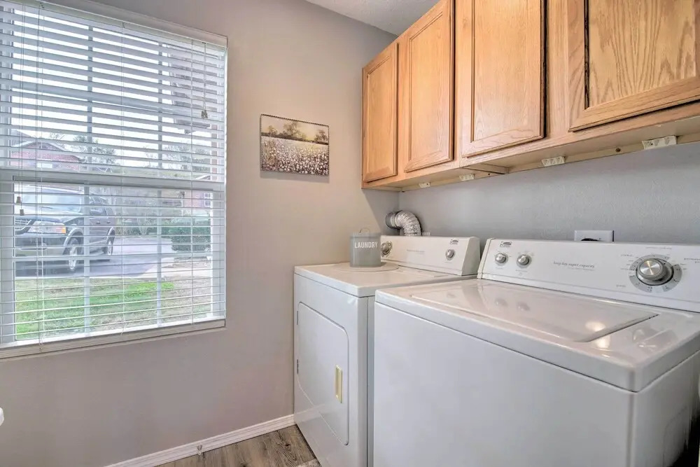 5 Mi to Marvel Cave: Ground-level Branson Apt!