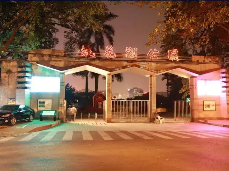 Xinghe Yuezhi S-Guangzhou Yuexiu District Railway Station White Horse Clothing City Flagship Store