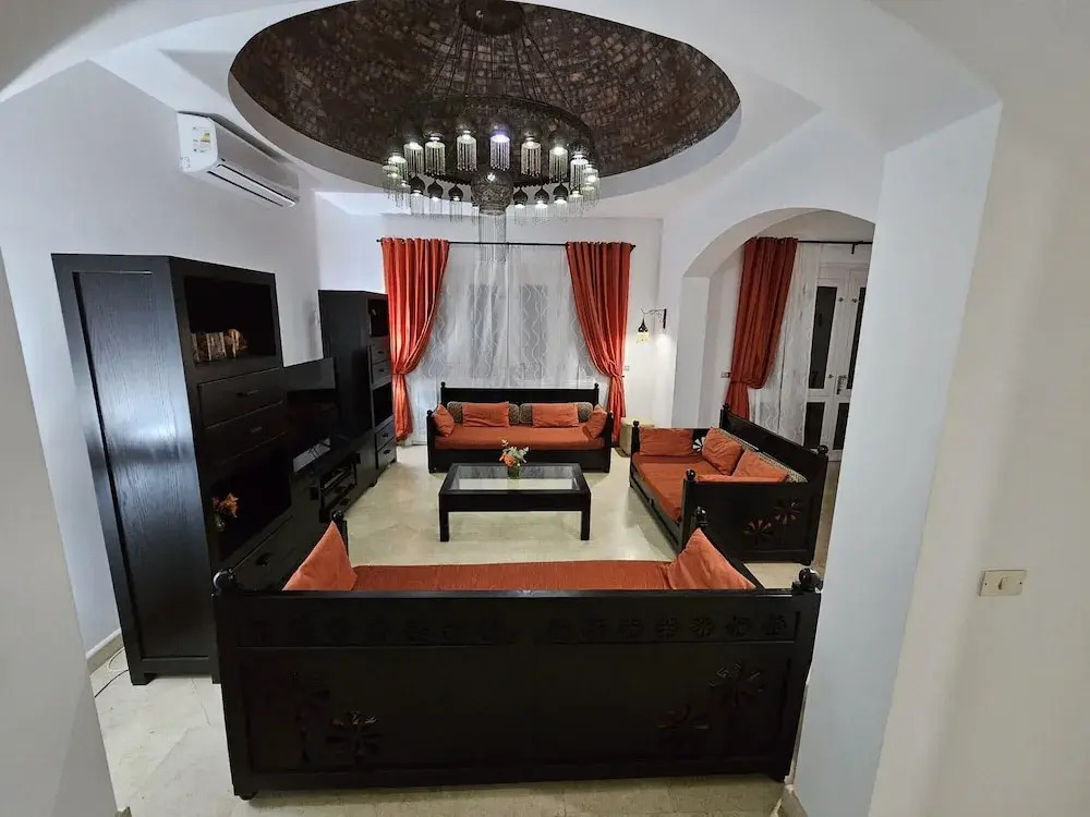 Villa - Sleeps 6 - Heated Pool - Garden - Parking