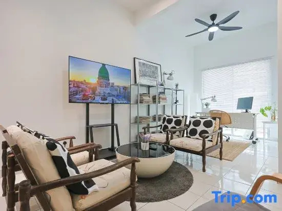 Green Villa Apartment by Favspace