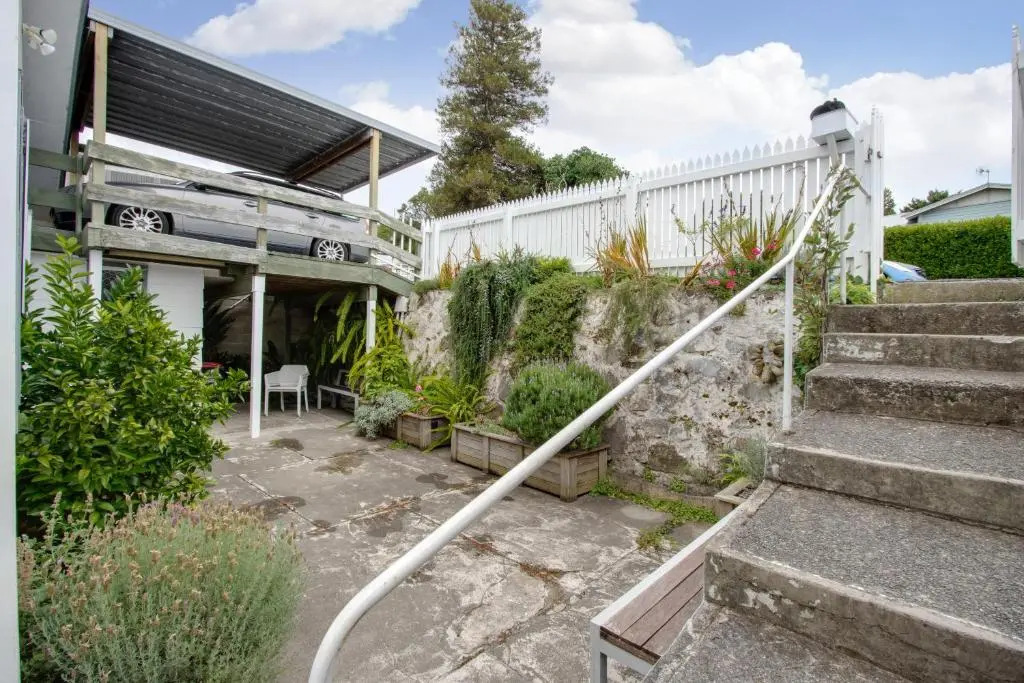 Views on Colenso - Napier Holiday Home