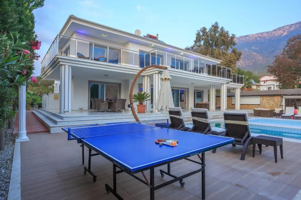 Villa Four Season 8