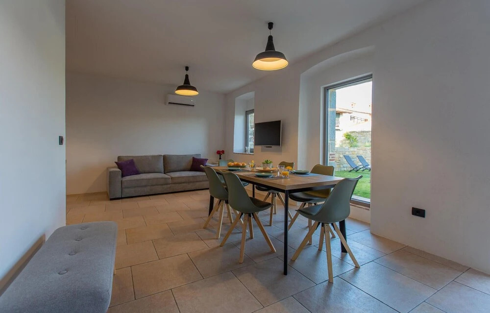 Awesome Home In Skofije