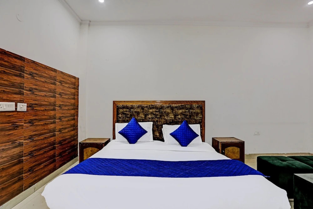 Roomshala 020 Hotel Black Stone