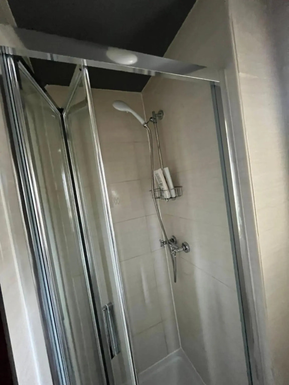 Upstairs Studio - Private kitchenette and Small en-suite