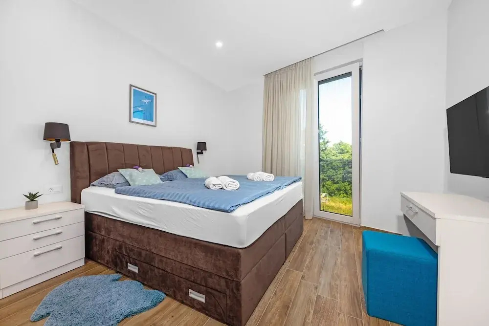 Villa With Pool, Game Room, Garden