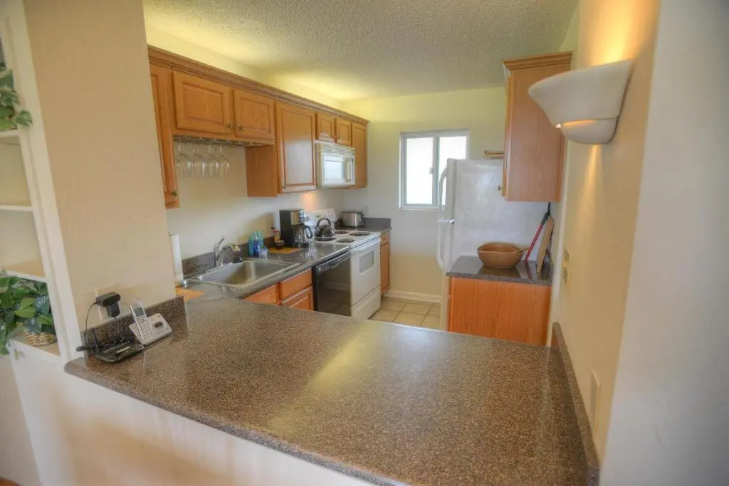 Menehune Shores 225 - Ocean Front 2-Bedroom Air-Conditioned Condo with a Tremendous View