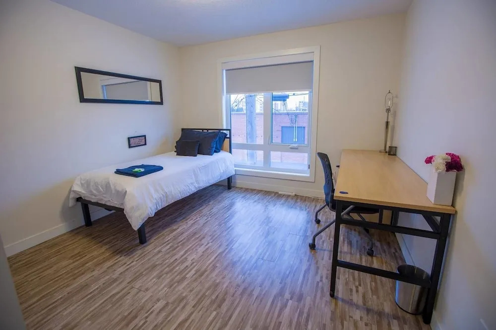 Stay With Ease Hospitality! 1 Bed 1 Bath