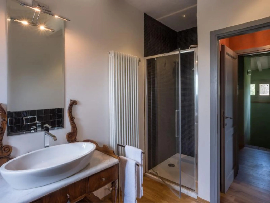 Private villa sleeps 10 with garden and swimming pool-VILLA IL MANDORLO