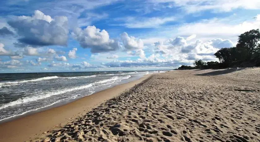 Jasnoszary Apartament Sun Seasons 24 w Kołobrzegu Blisko Morza by Noclegi Renters
