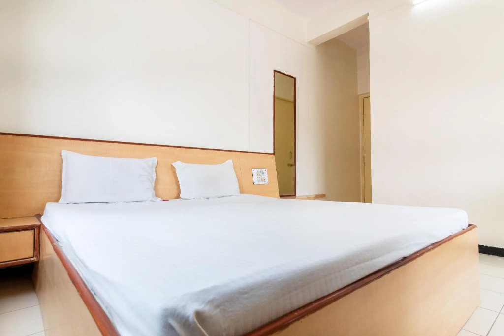 SPOT ON 37458 Hotel Rahi