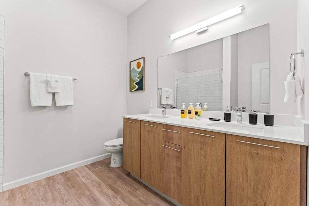 Riviere 3BR Apartment Stylish King Family Pets Friendly Pool & Gym Near Epic Universe