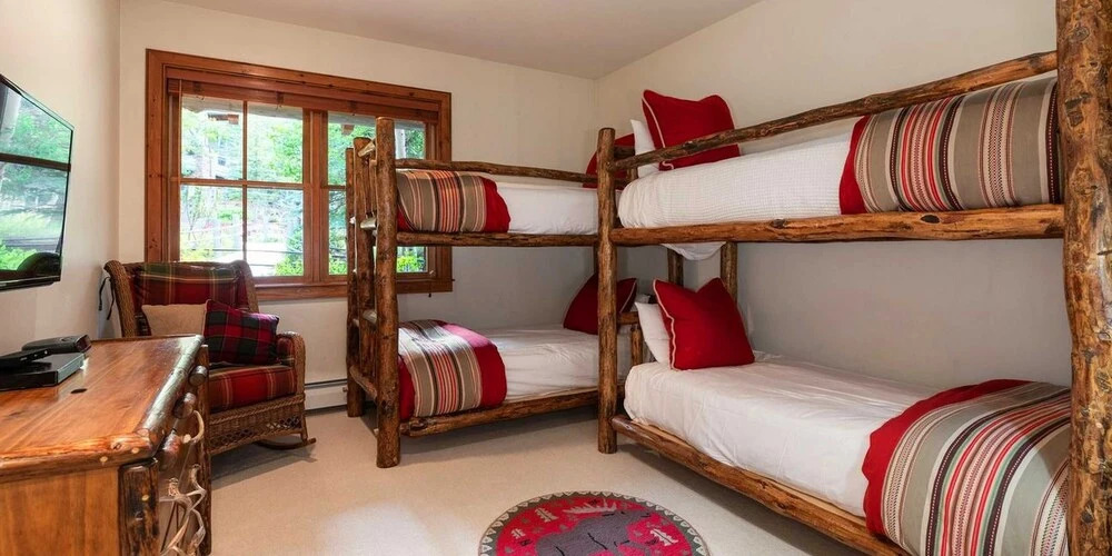 Bearpaw D1 4 Bedroom Condo by RedAwning