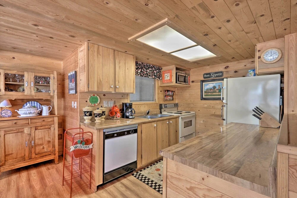 Cozy Cabin w/ Fireplace, Covered Deck & Gas Grill!