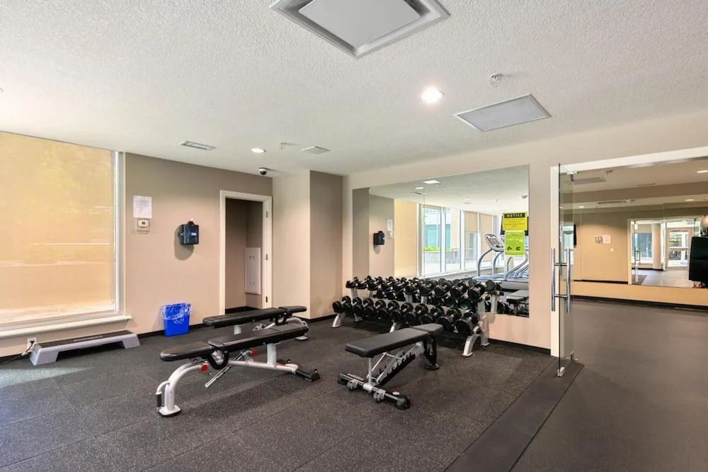 Modern DT Condo Balcony Parking Gym Hot Tub