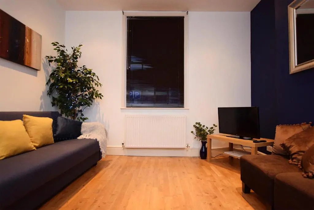 Perfect for Uni and City Stays - Modern 2-Bed with Parking