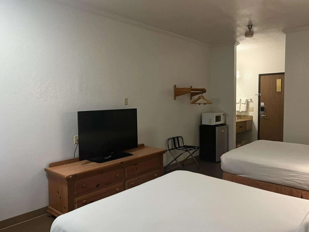 Motel 6 Portland, IN