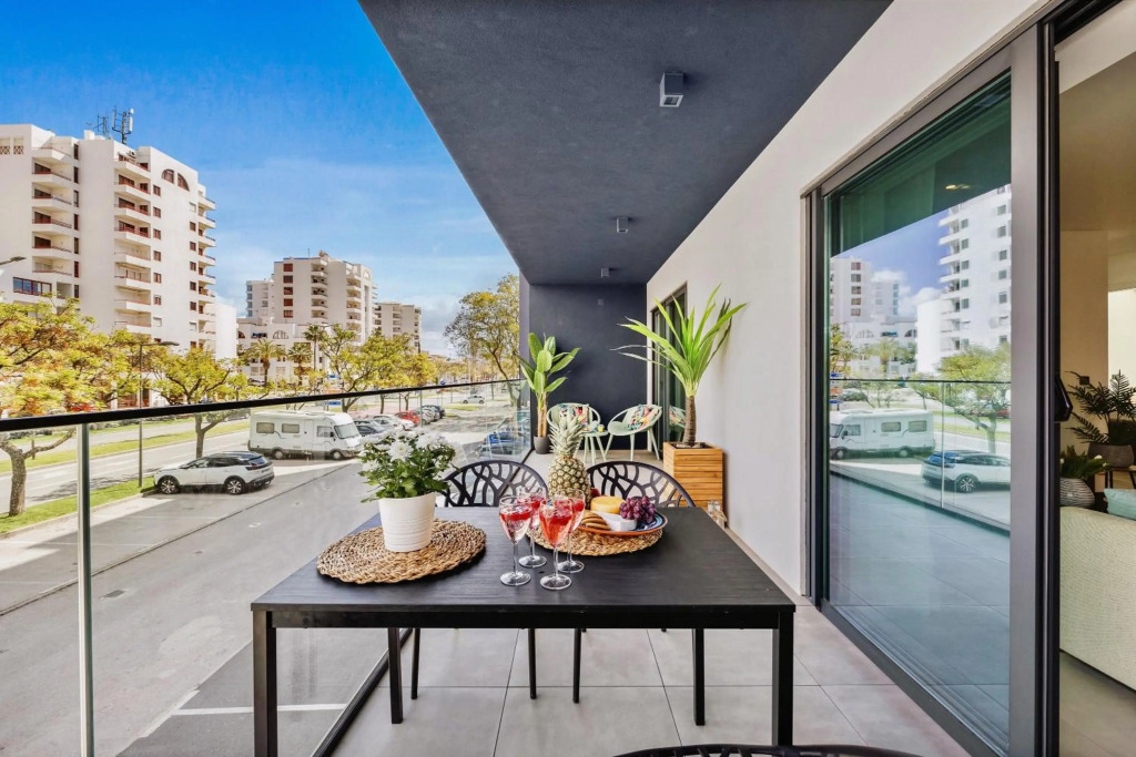 Luxorious Beachside Apartment with Pool