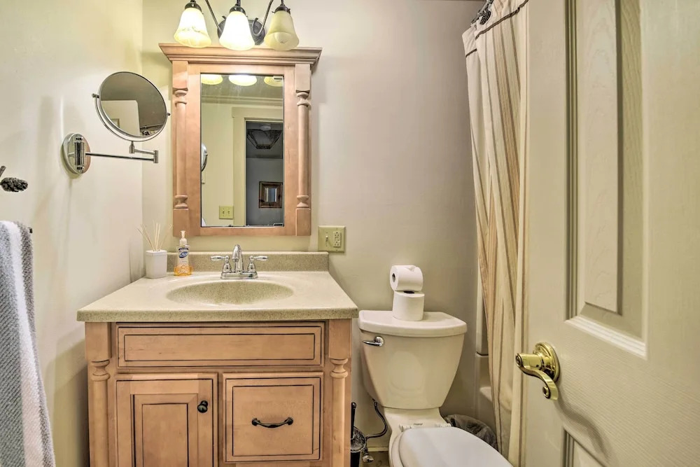 Townhome w/ Deck: Walk to Mirror Lake & Main St!