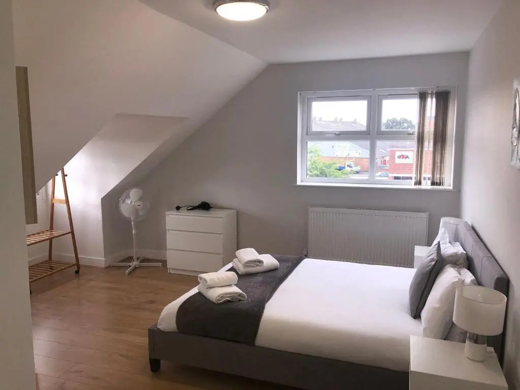 2nd Floor Town Centre Apt with FREE Parking