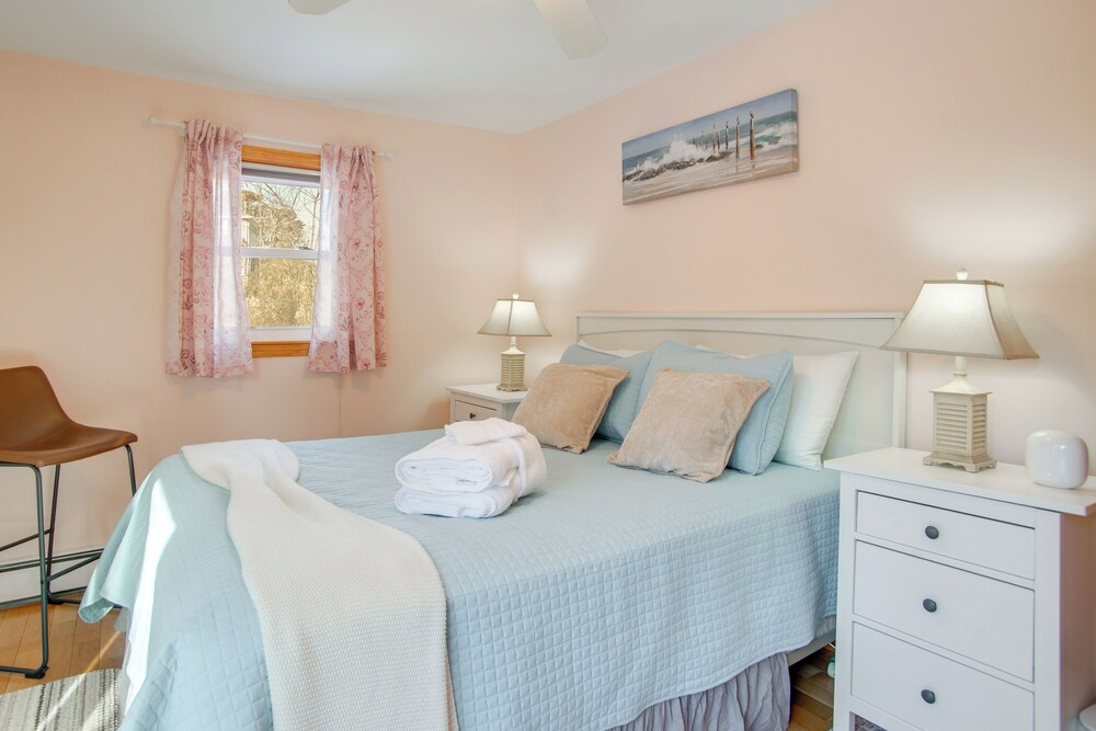 Walk to Sagamore Beach! Curated + Spacious Cottage