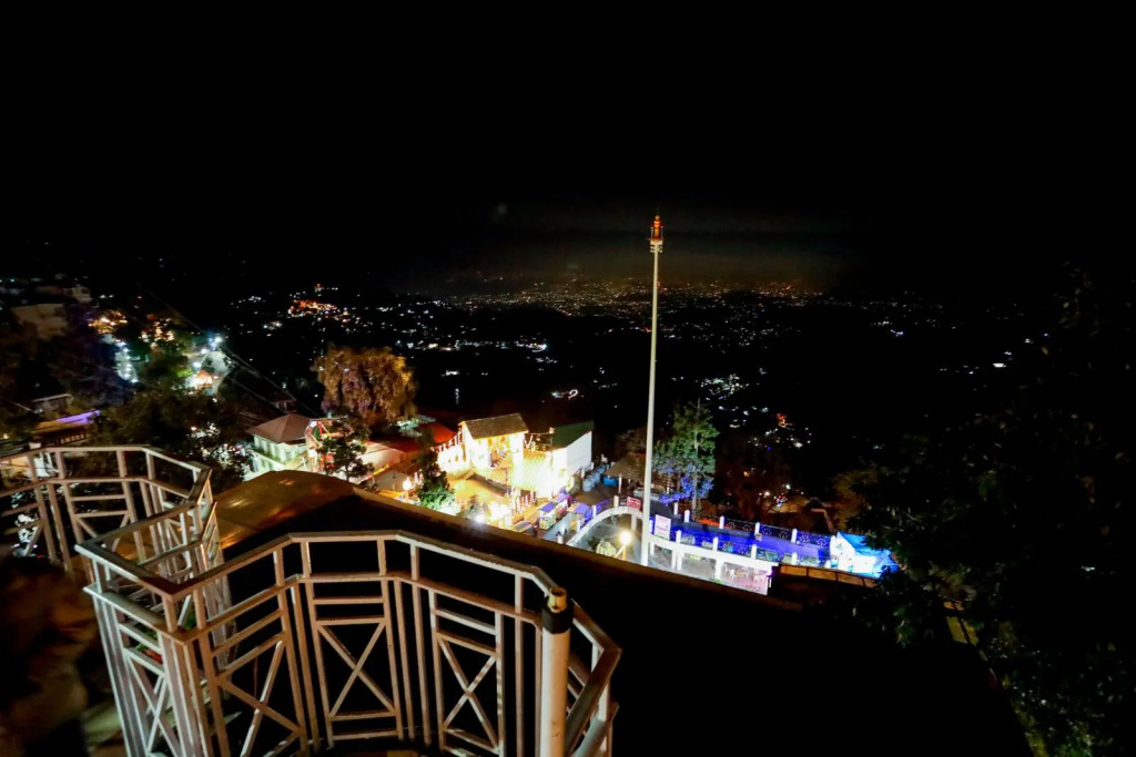Calux Hill Queen at Mall Road with Parking - Formerly Amara
