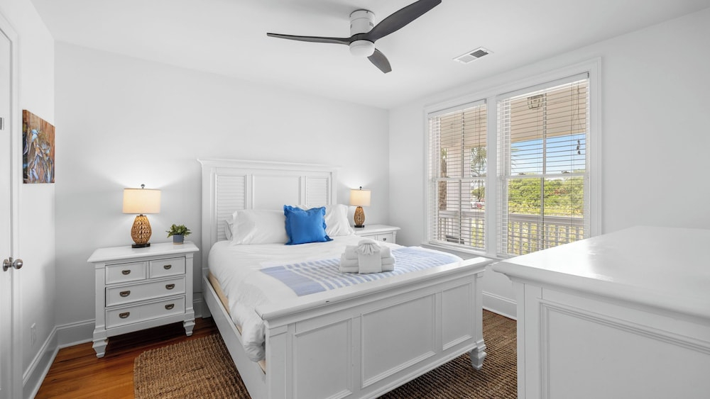 1 Block to Beach, Newly Renovated 6bdr w/ Rooftop Views Sand Dune by Avantstay