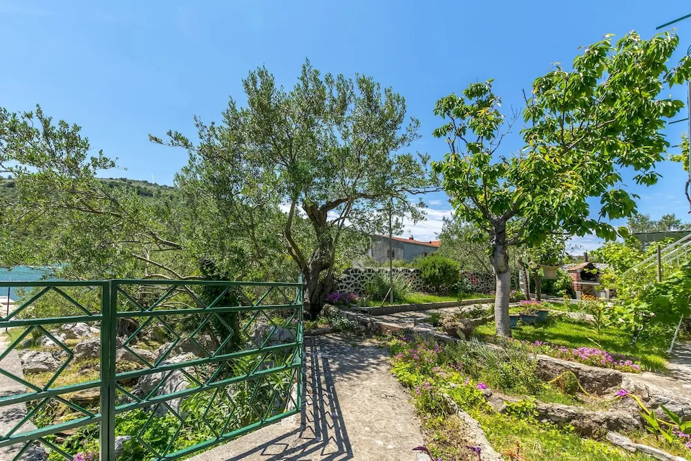 Apartment Garden by the sea