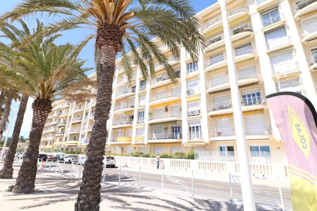 Beautiful 3 bedroom. Direct sea view. 401