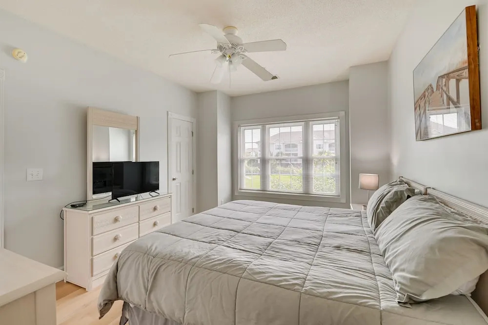 Myrtle Beach Condo: Community Pool & Golf Course!